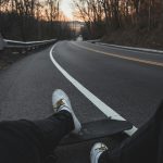 Longboard sur route ouverte