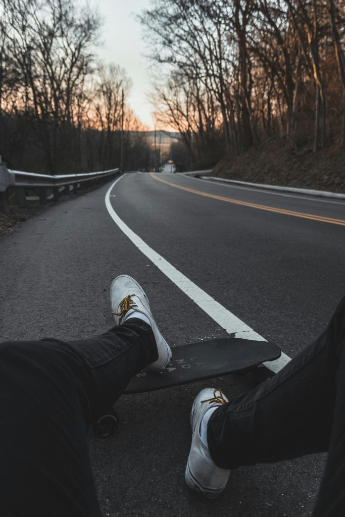 Longboard sur route ouverte