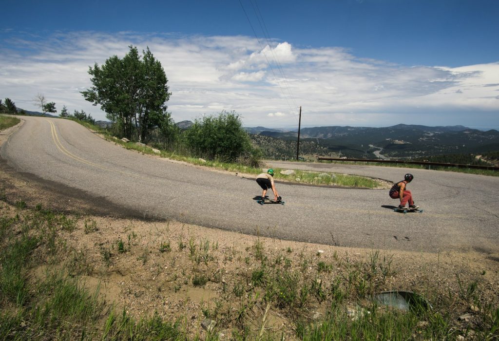 Skate sur un chemin en forêt